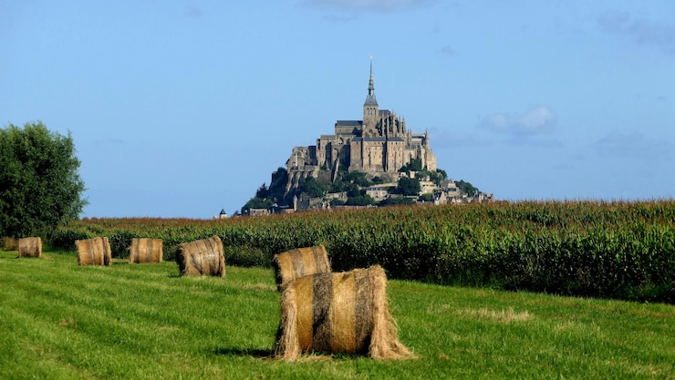 Photo des balles de foin sur le champ en construisant contre le ciel