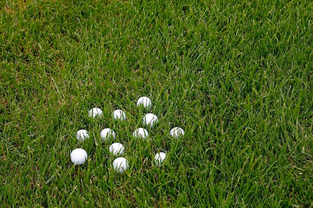 Photo des balles de golf et de l'herbe.