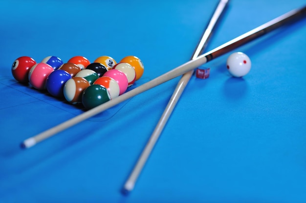 balles de jeu de sport de billard sur table bleue sur le club de billard prêt à jouer