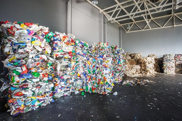 Balles en plastique d'ordures à l'usine de traitement des déchets Recyclage séparé et stockage des ordures pour une élimination ultérieure Tri des ordures Entreprise de tri et de traitement des déchets
