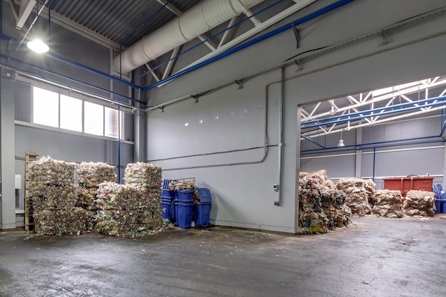 Balles en plastique à l'usine de traitement des déchets Collecte séparée des ordures Recyclage et stockage des déchets pour une élimination ultérieure Entreprise de tri et de traitement des déchets