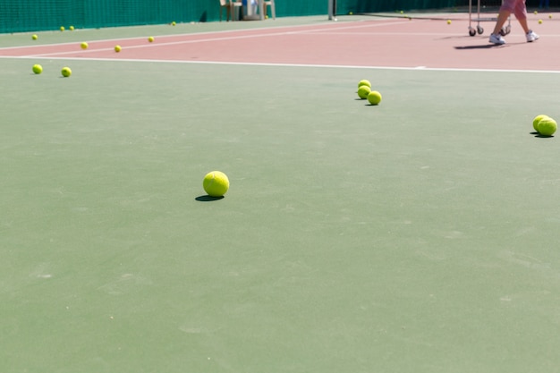 Balles de tennis sur le court