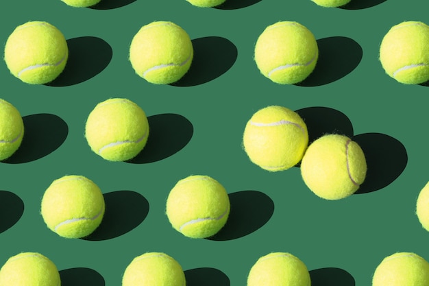 Balles de tennis sur fond vert