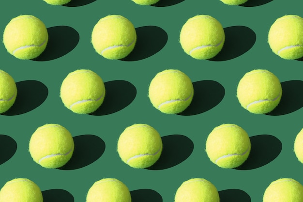Balles de tennis sur fond vert