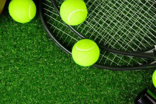 Des Balles De Tennis Sur L'herbe Se Bouchent. équipement De Tennis