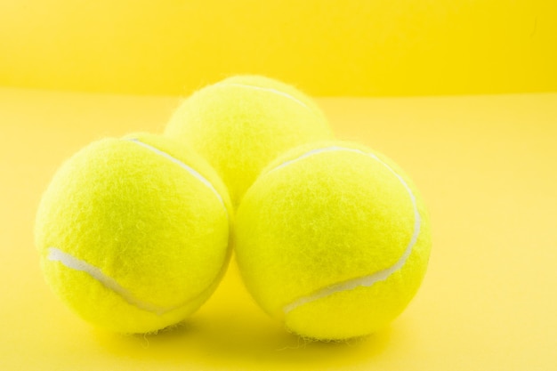 Balles de tennis sur jaune