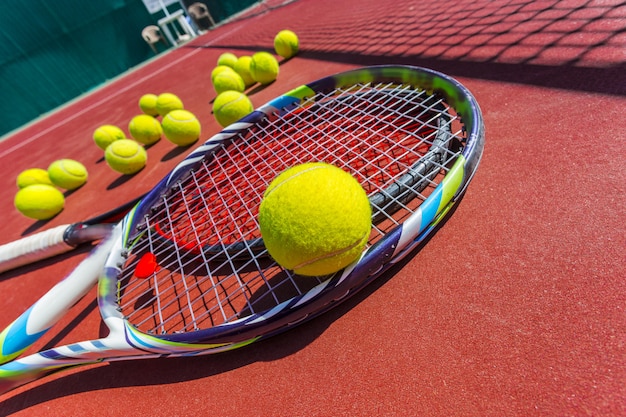 Balles de tennis et raquettes sur le terrain