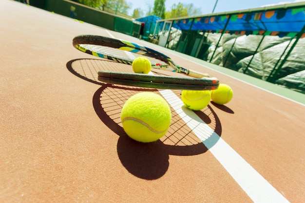 Balles De Tennis Et Raquettes Sur Le Terrain