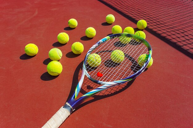 Balles de tennis et raquettes sur le terrain