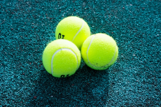 Des balles de tennis sont couchées sur le court