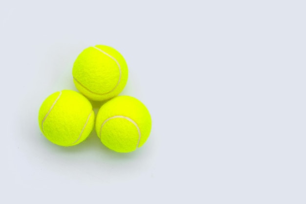 Balles de tennis sur surface blanche