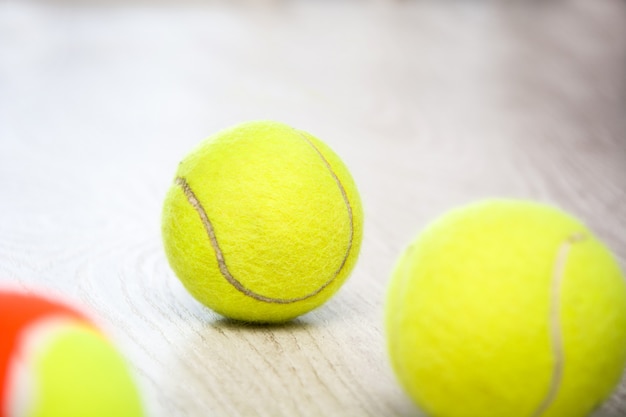 balles de tennis sur table en bois blanc