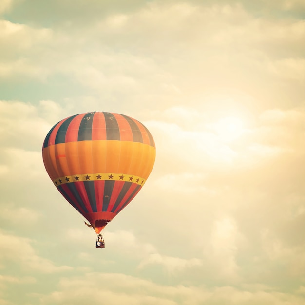 Ballon à air chaud sur le ciel du soleil avec un style d&#39;effet de filtre en nuage, vintage et rétro filtre