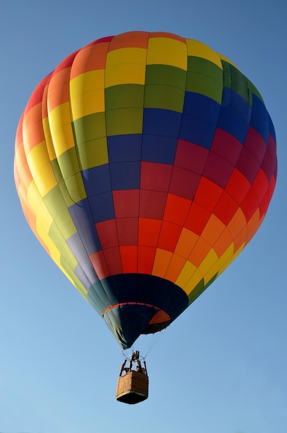 Ballon à air chaud coloré lumineux dans le gros plan de ciel bleu