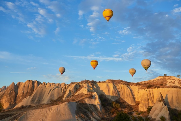 Ballon à air chaud coloré survolant la Cappadoce Turquie