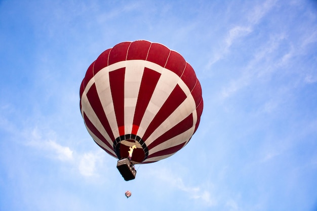 Ballon à air chaud isolé dans le ciel