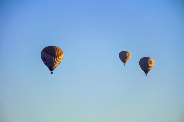 Ballon à air chaud survolant le paysage rocheux à Cappadoce Turquie