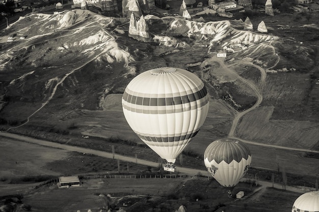 Ballon à air chaud survolant le paysage rocheux à Cappadoce Turquie