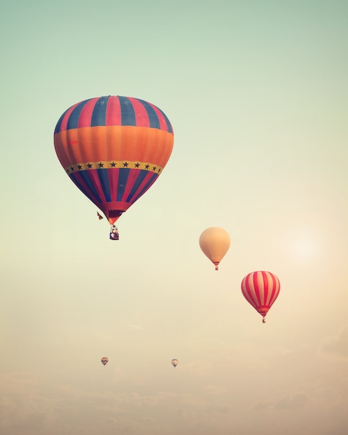 Ballon d&#39;air chaud vintage volant sur le ciel avec un brouillard - style rétro effet filtre