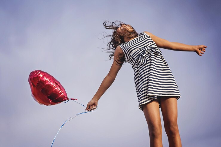 Photo ballon au cœur avec une fille