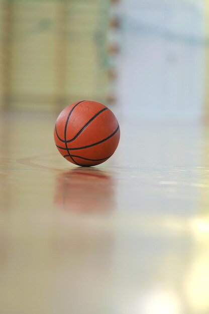 ballon de basket-ball intérieur à l'école et au gymnase