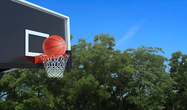 Ballon de basket-ball et panier de basket sur fond blanc Frapper la balle dans le panier