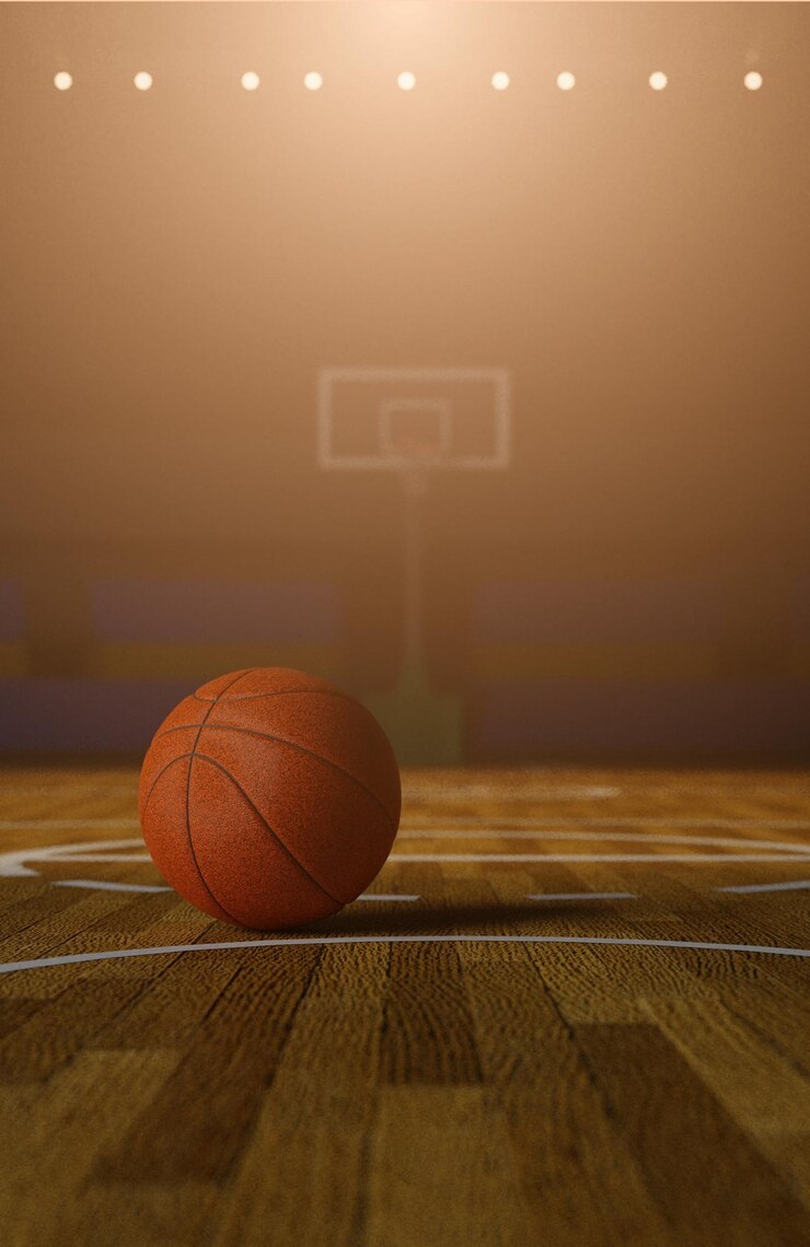 Photo ballon de basket-ball sur sol en bois et arène sportive avec des tribunes et des lumières dans un fond flou