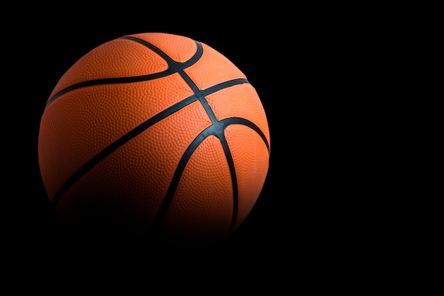 Un ballon de basket sur fond noir