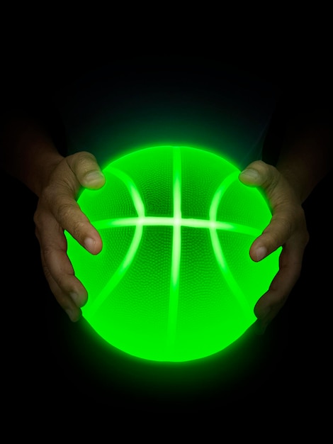 Ballon de basket néon vert vif dans les mains des hommes