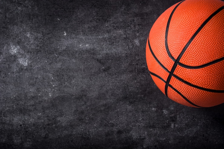 Photo ballon de basket sur un tableau noir