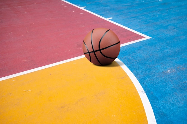 ballon de basket sur le terrain