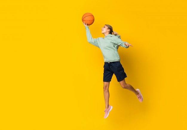 Ballon de basketball fille adolescente sautant