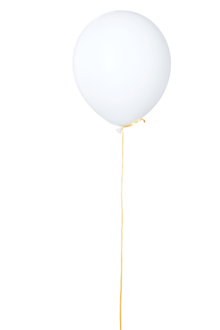Photo ballon blanc mat. prise de vue en studio. chemin isolé et sur fond blanc