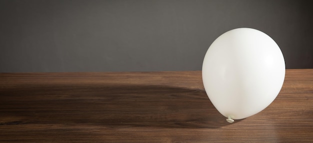 Ballon blanc sur la table en bois