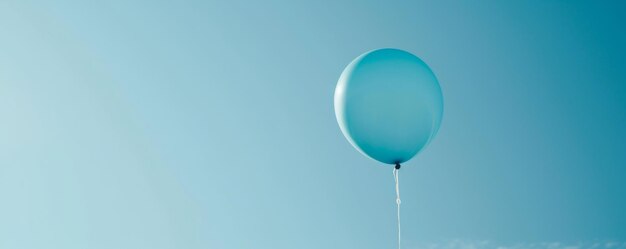 Un ballon bleu flottant dans les airs