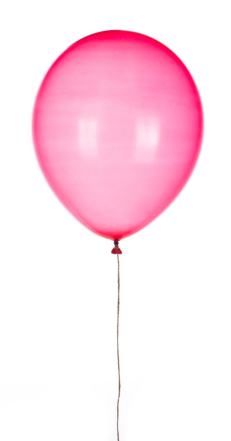 Photo ballon en caoutchouc rose isolé sur fond blanc.