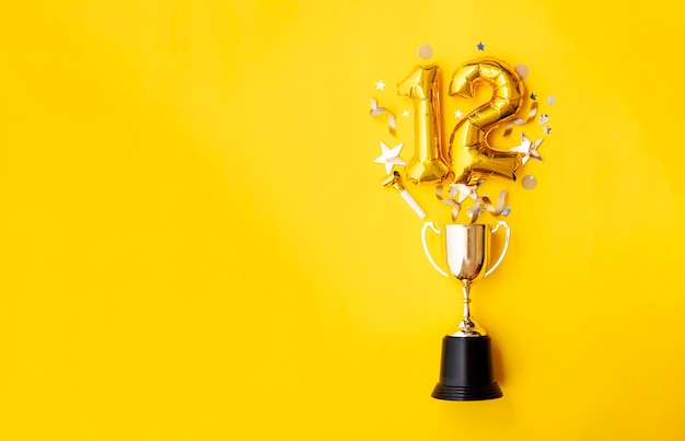 Ballon de célébration d'anniversaire numéro d'or explosant d'un trophée gagnant