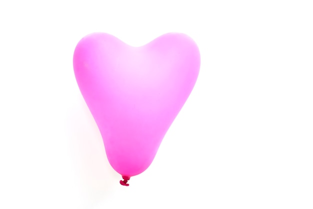 ballon coeur rose sur blanc