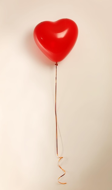 Ballon coeur rouge sur fond clair