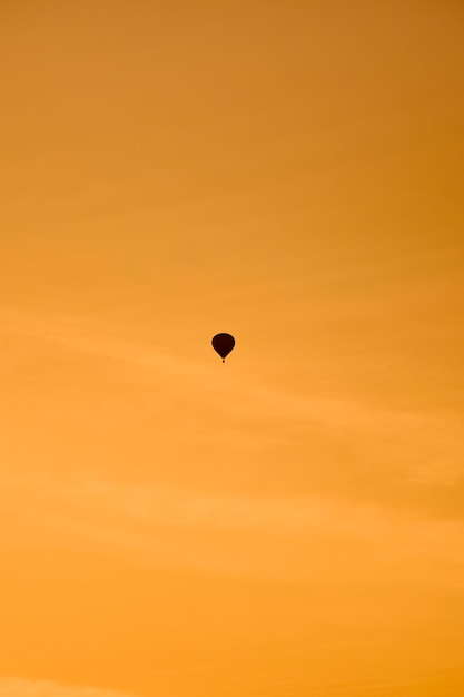 Un ballon contre le ciel. Le coucher du soleil. Arrière plan.