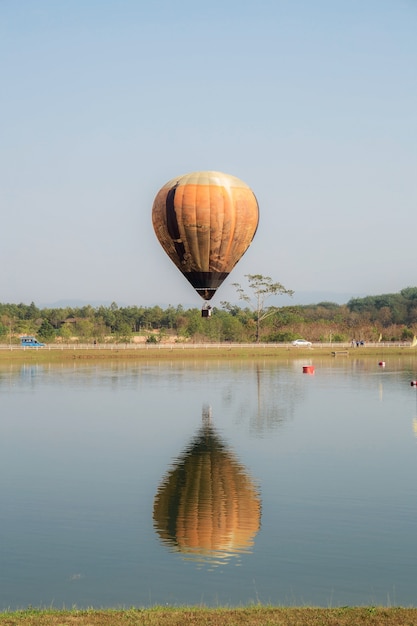 Ballon dans le champ au lac.