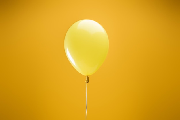 Photo ballon décoratif minimaliste lumineux festif sur fond jaune