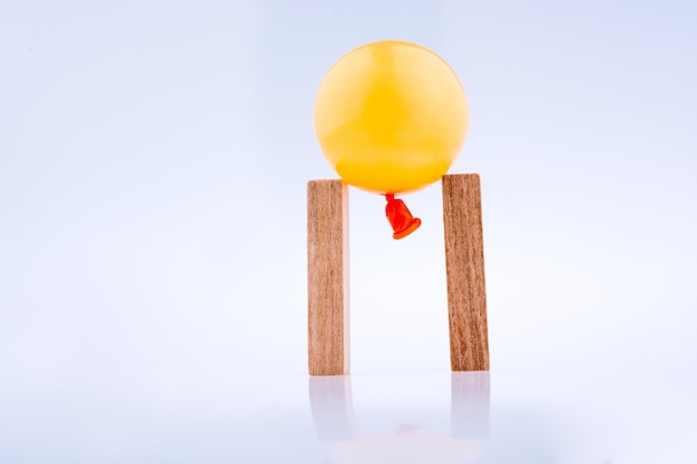 Ballon et domino en bois sur fond blanc