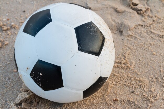 Ballon de foot sur fond de sable