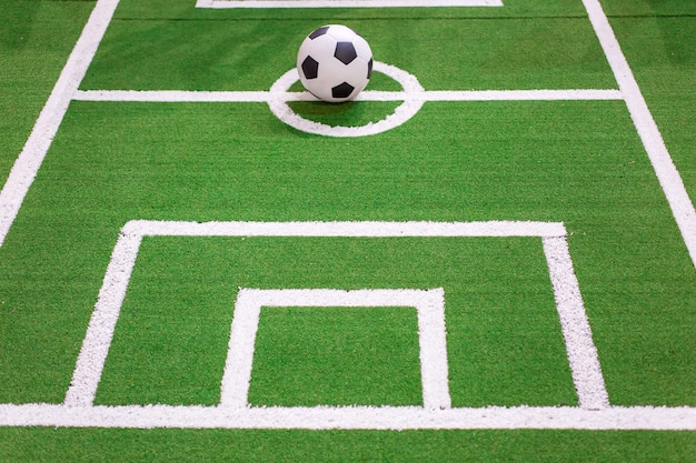 Ballon de foot ou de football sur un terrain en herbe