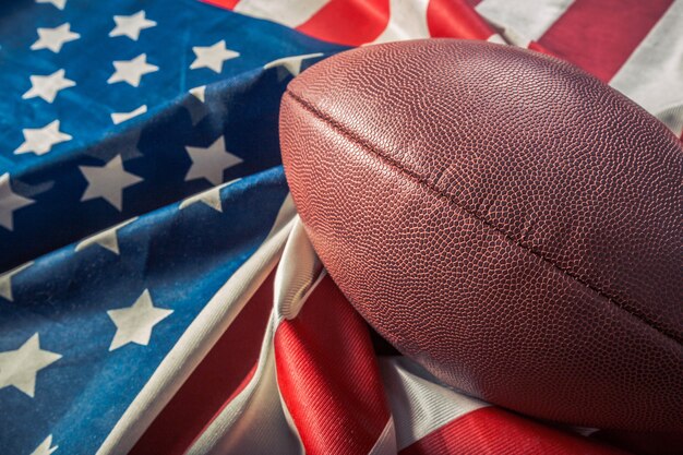 Ballon de football américain sur le drapeau américain