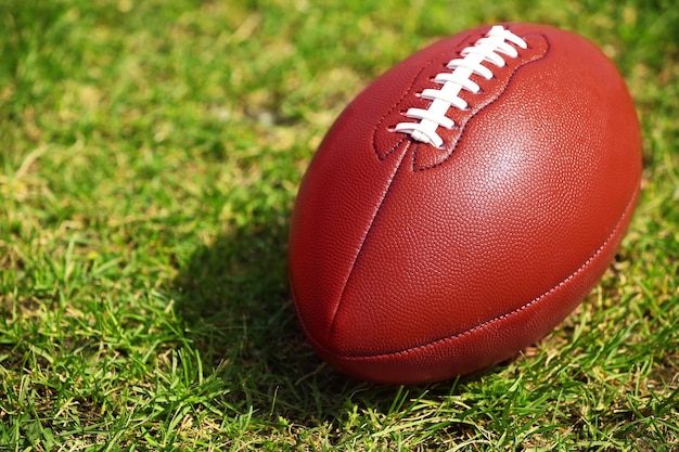 Ballon de football américain sur une herbe verte