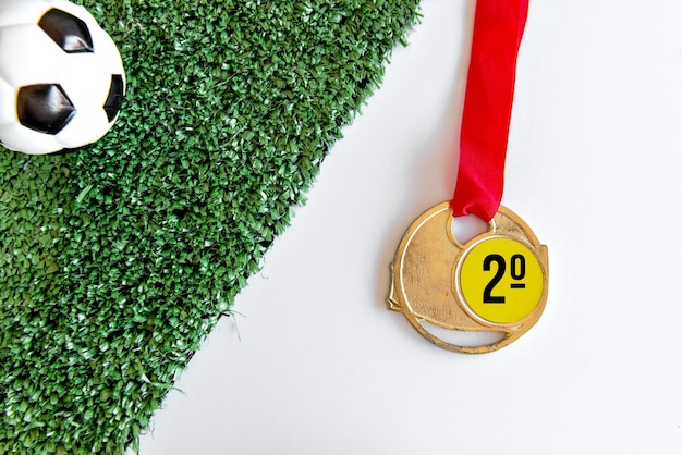 Ballon de football de coupe du monde et médaille sur le fond blanc