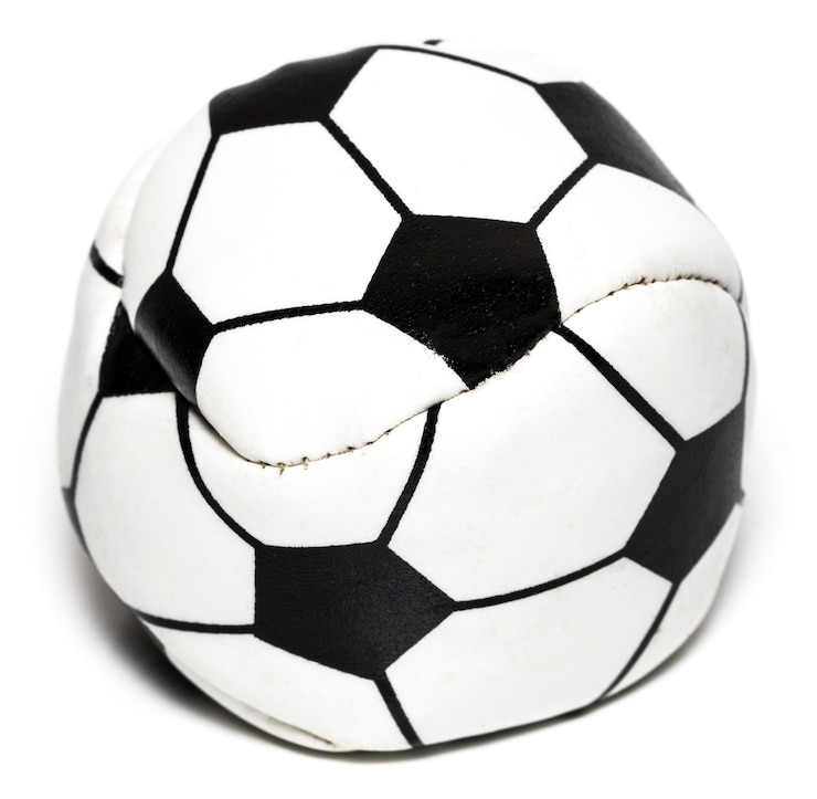 Photo le ballon de football en cuir isolé sur blanc avec un tracé de détourage.