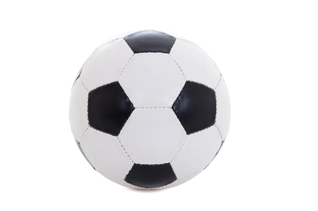 Ballon de football en cuir noir et blanc classique isolé sur fond blanc